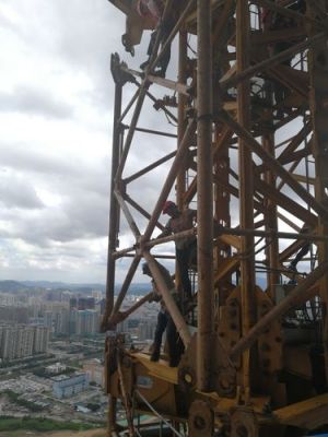 工地高层怎么拆塔吊的杆子（超高层塔吊拆除视频）