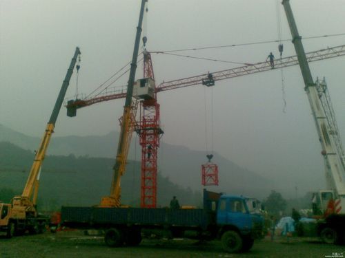 500吨吊车拆塔吊照片（500吨吊车作业视频）